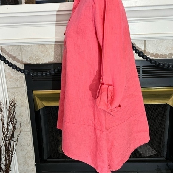 Simple, coral pink oversized buttoned down linen shirt. - Picture 6 of 16